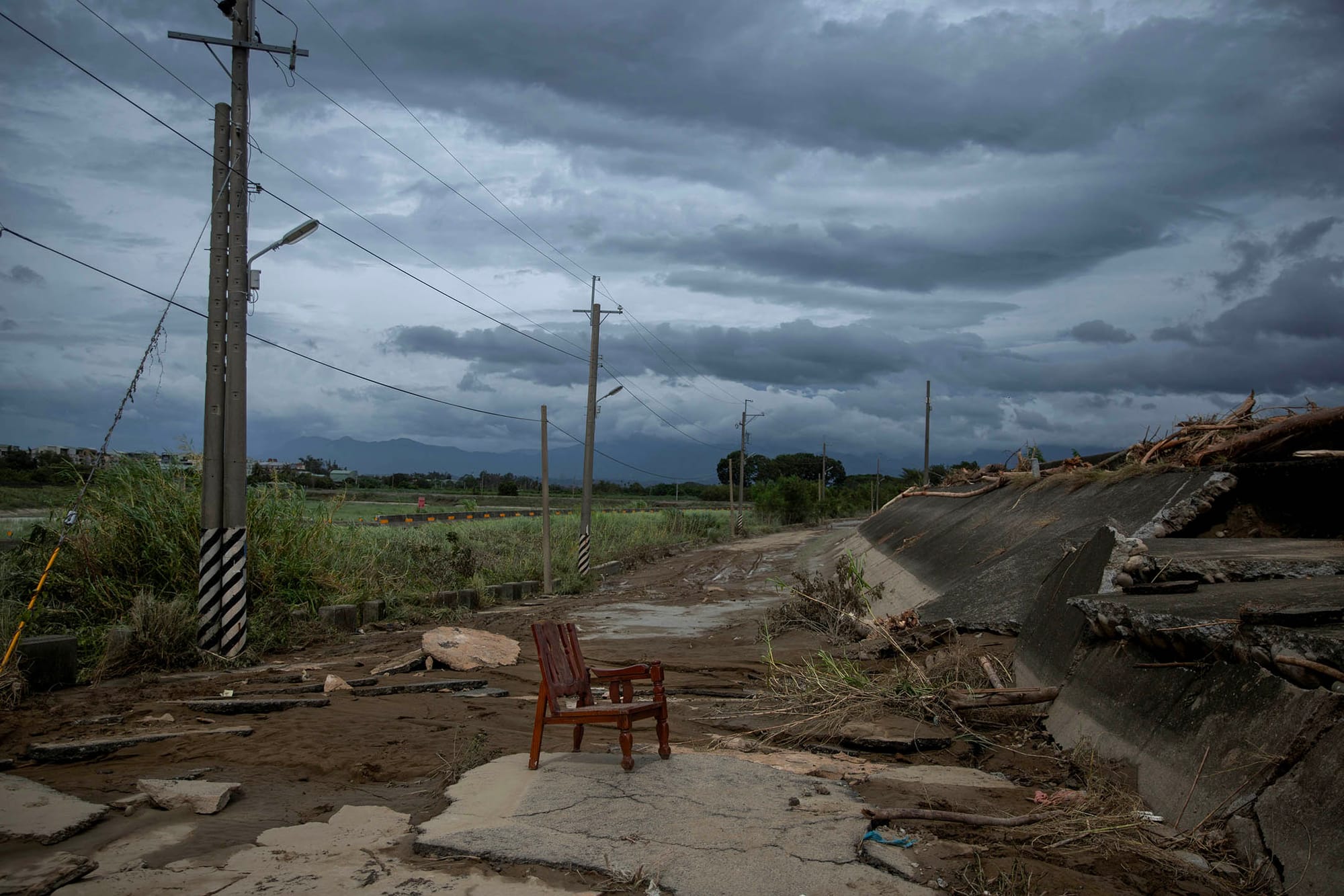 2024年7月27日,嘉義水上鄉,颱風凱米襲台後,八掌溪旁一條損毀的道路,及破洞的河堤。攝:陳焯煇/端傳媒