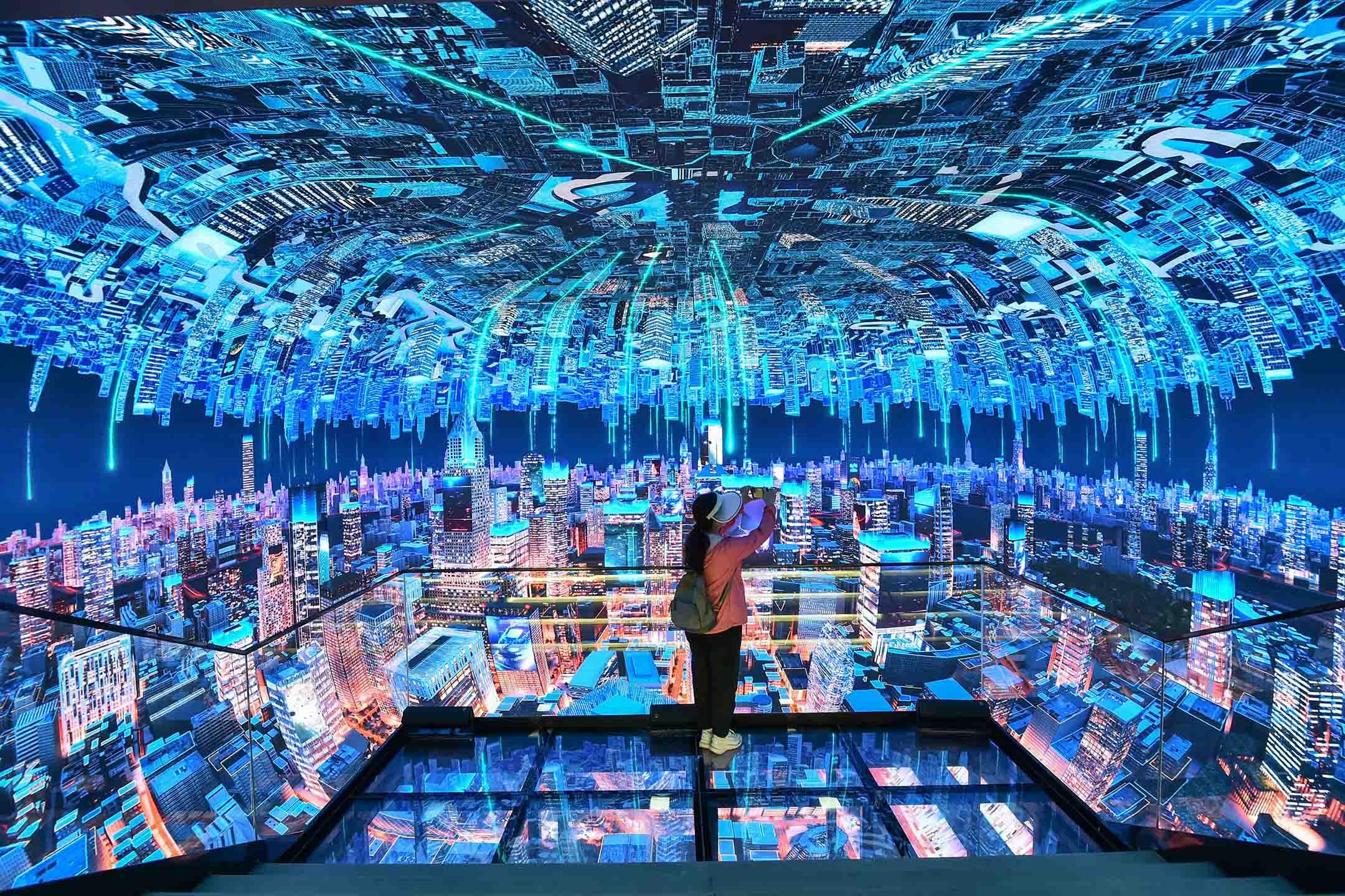 2021年5月29日,中国山东省泰安市,一名游客在大数据产业园区观看数码显示器。摄:Wang Jilin/VCG via Getty Images