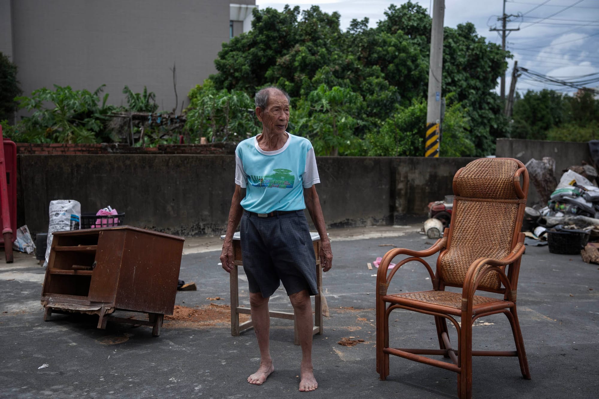 2024年7月27日,嘉義水上鄉,老人站在曾經淹水的家內。攝:陳焯煇/端傳媒