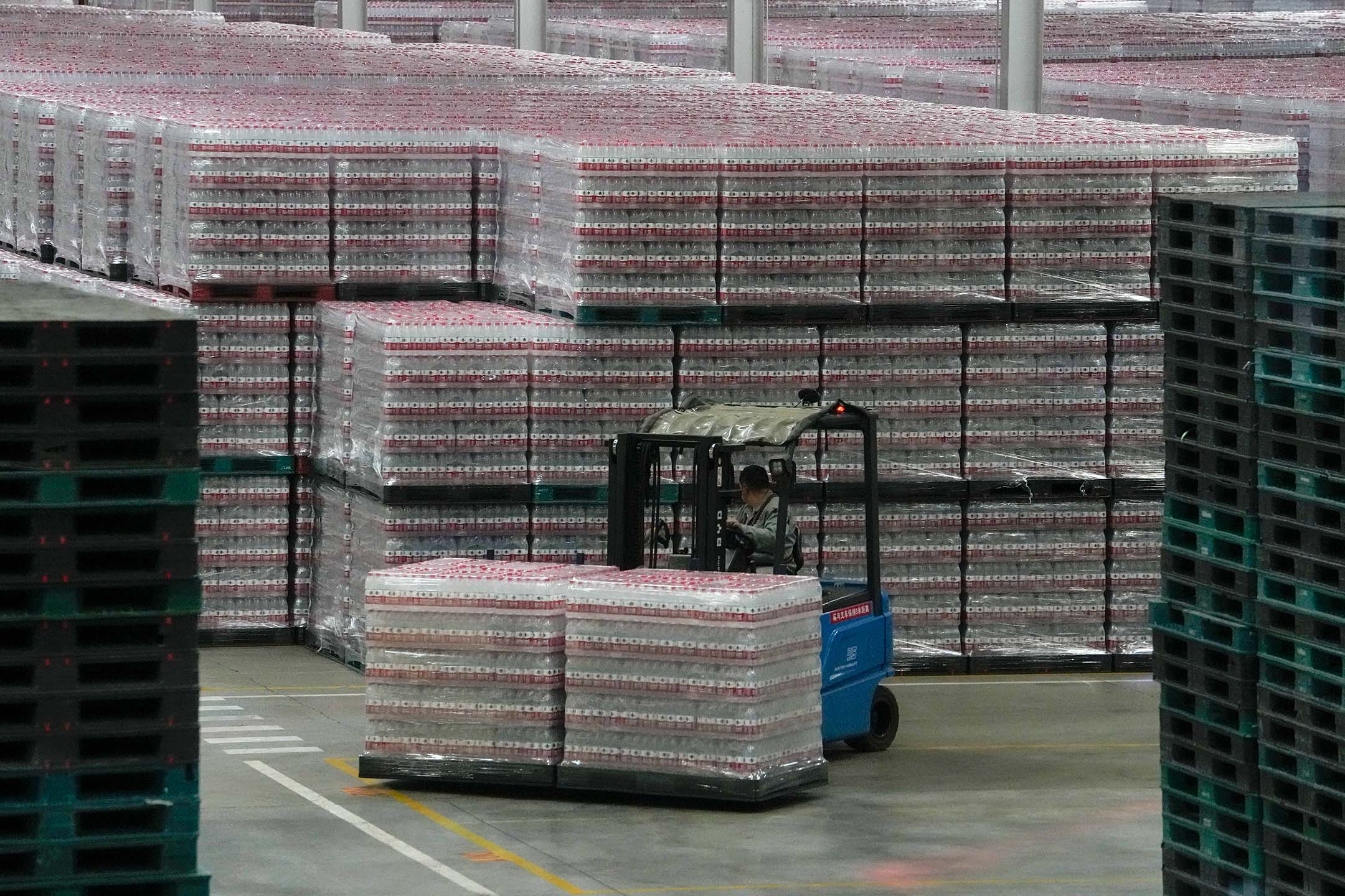 2023年5月11日,中國湖北,一間農夫山泉的工廠。攝:Andy Wong/AP/達志影像