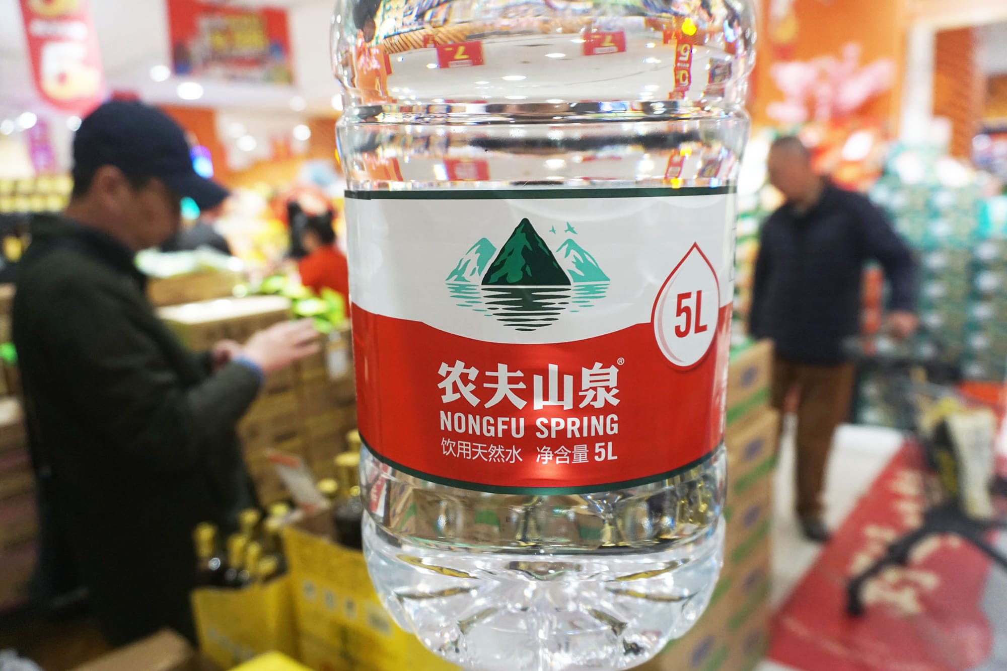 2024年3月22日,中國杭州,一家超市的農夫山泉瓶裝水。攝:CFOTO/Future Publishing via Getty Images