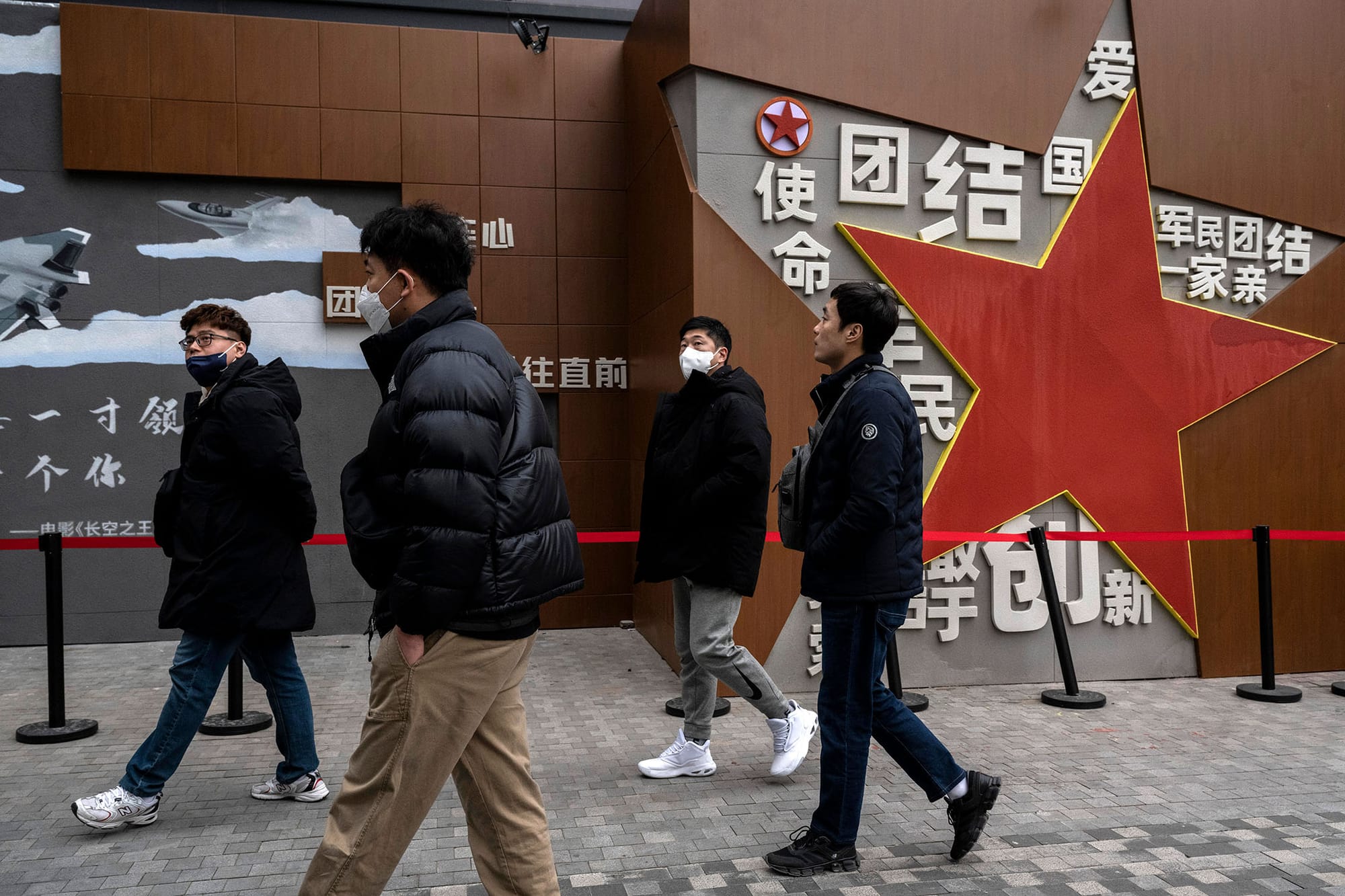 2023年11月15日,中国北京,人们在购物区经过。摄:Kevin Frayer/Getty Images