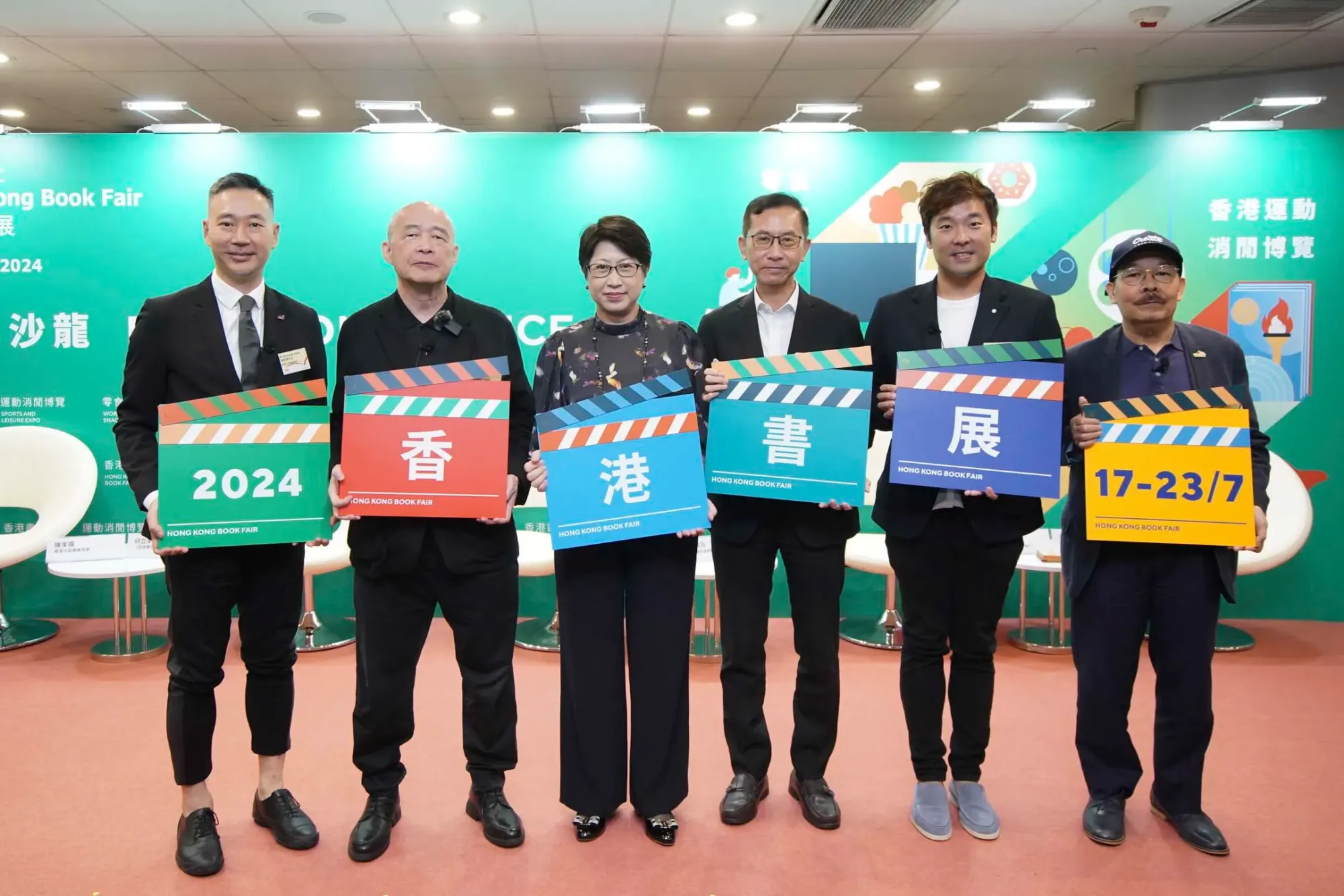 香港出版总会理事陈家扬、《亚洲周刊》总编辑邱立本、香港贸易发展局副总裁张淑芬、香港出版总会会长李家驹博士、世界文化艺术廊策展人张国麟，以及资深影评人及导演黄国兆出席文化沙龙记者会，为书展揭开序幕。