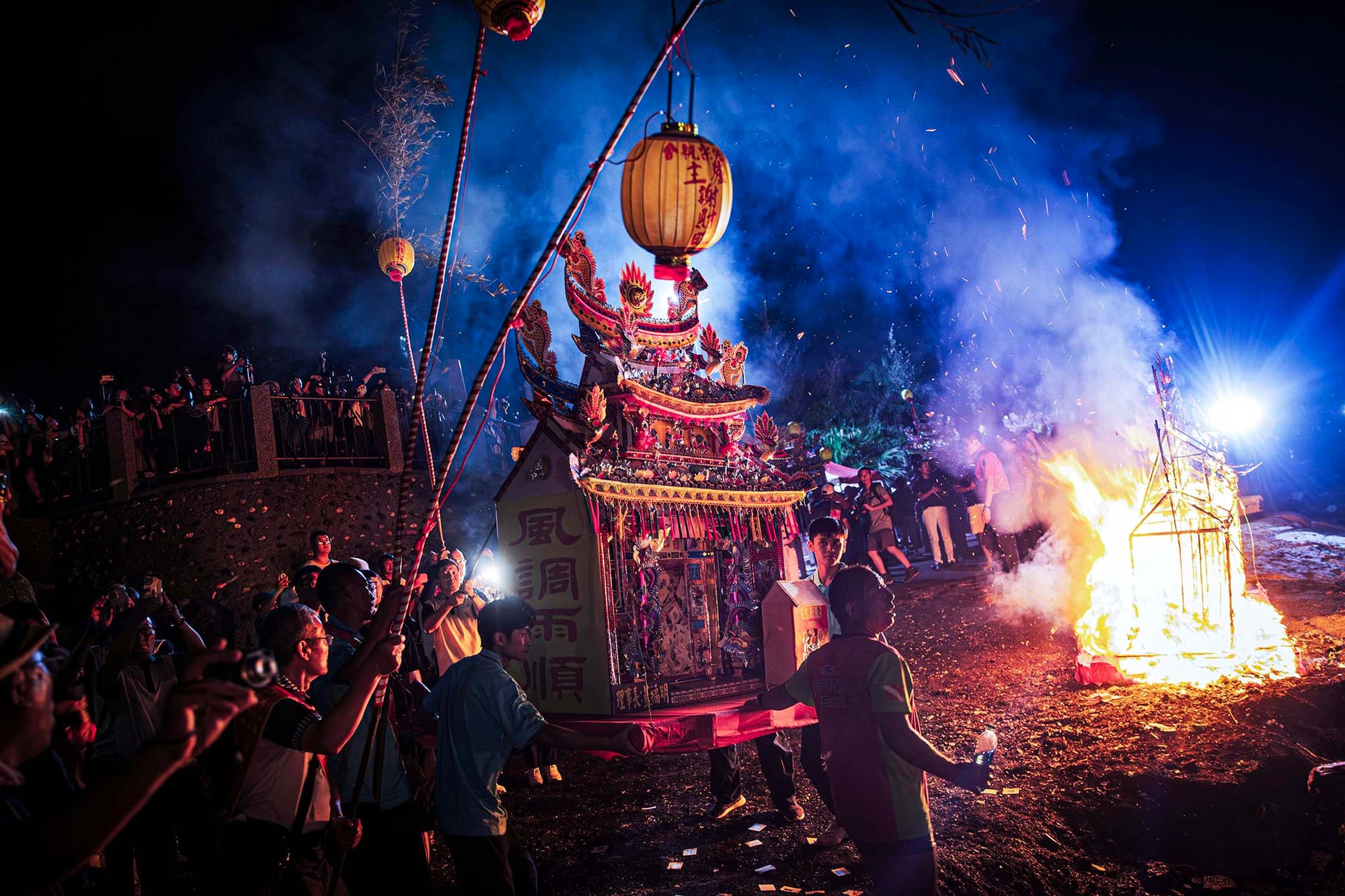 2024年8月17日,鸡笼中元祭,各姓氏宗亲会于八斗子望海巷放水灯。摄:陈焯煇/端传媒