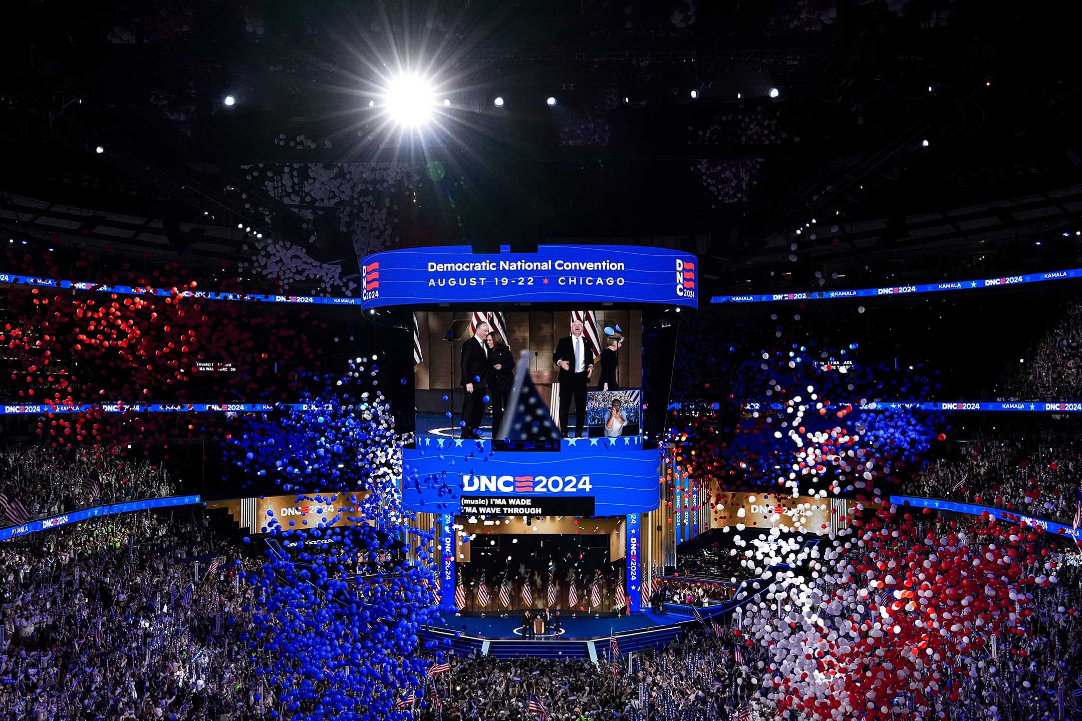 2024年8月22日,美國芝加哥,民主黨全國代表大會(DNC) 上,民主黨總統候選人兼美國副總統賀錦麗發表講話後。攝: Al Drago/Bloomberg via Getty Images