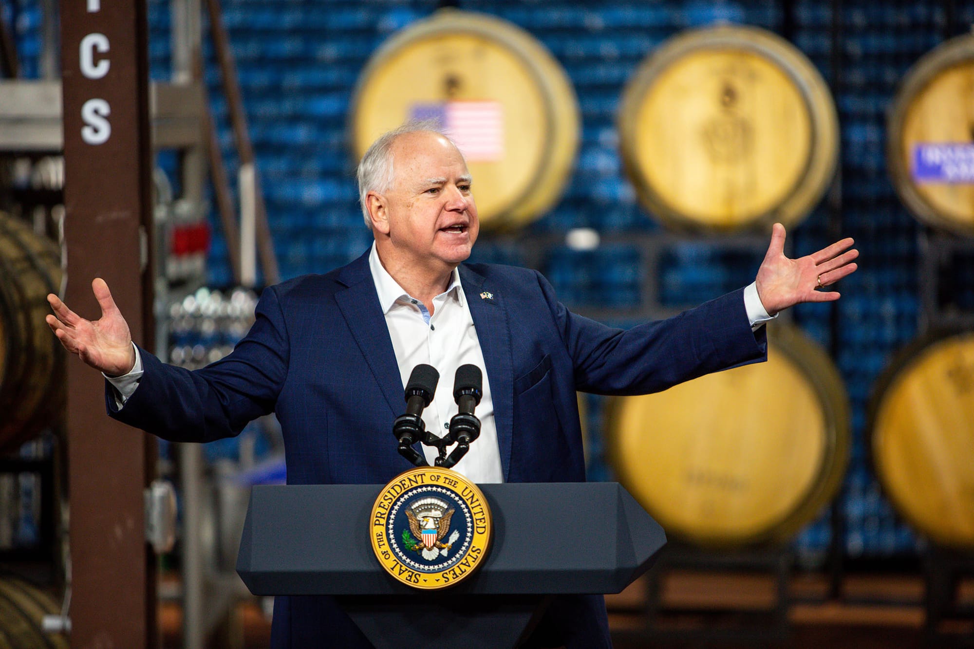 2024年1月25日,明尼苏达州州长(Timothy Walz)于威斯康星州的啤酒厂举行的一次活动中发表讲话。摄:Giuseppe Lami/EPA/达志影像