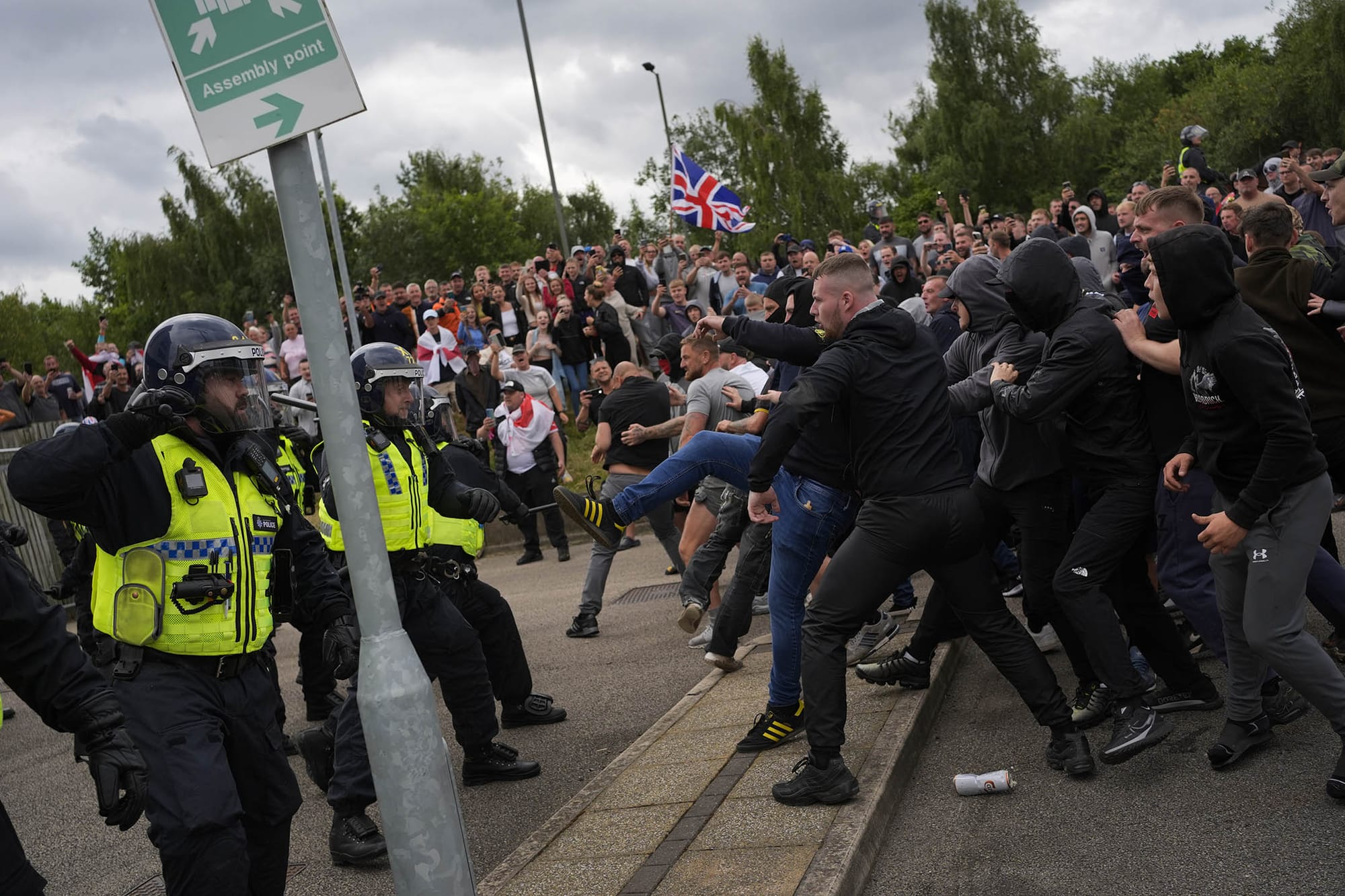 2024年8月4日,英國羅瑟勒姆,一名戴著英國國旗面具的反移民示威者在酒店外示威。攝:Christopher Furlong/Getty Images