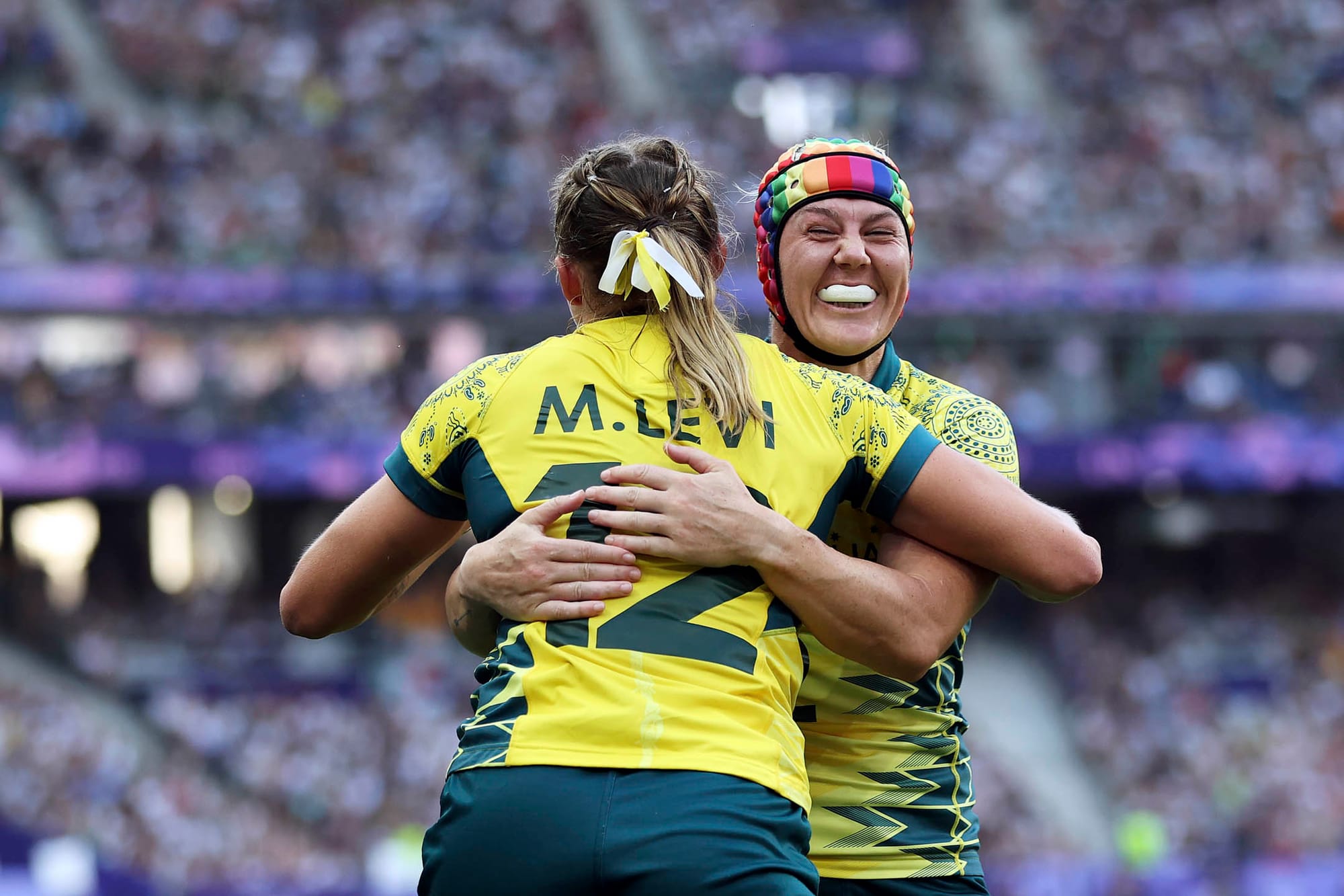 2024年7月30日,澳走橄欖球明星Sharni Smale帶彩虹頭飾上場。攝:Cameron Spencer/Getty Images