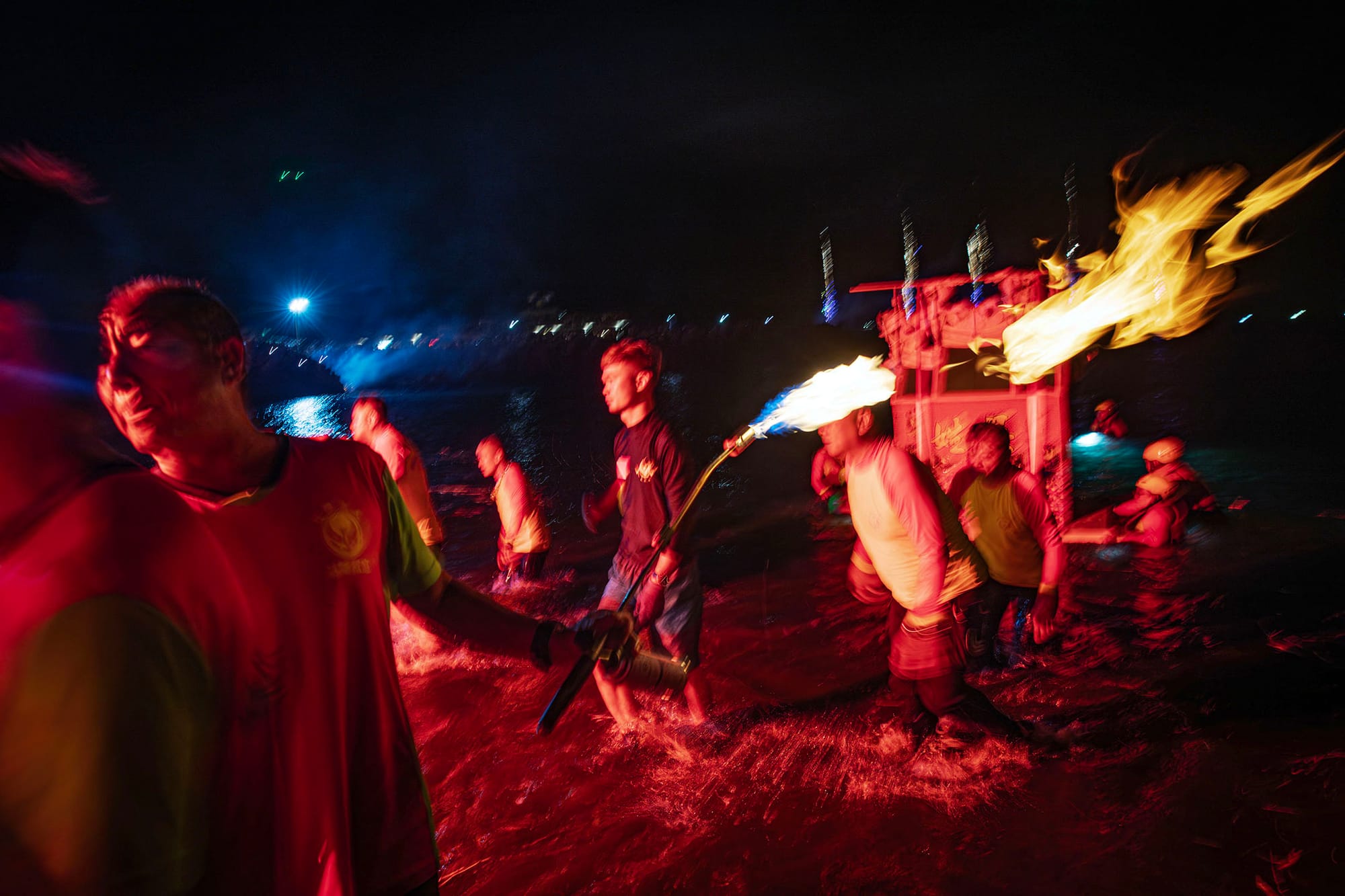 2024年8月17日,鸡笼中元祭,各姓氏宗亲会于八斗子望海巷放水灯。摄:陈焯煇/端传媒