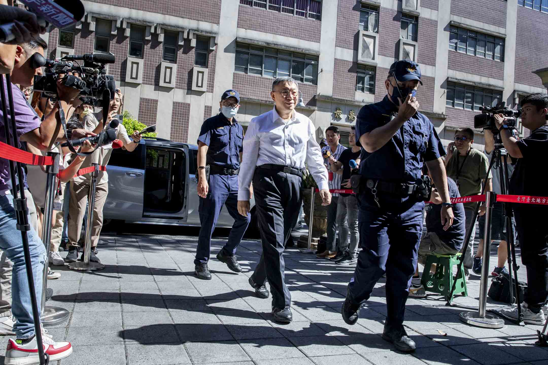 2024年9月5日,民眾黨主席柯文哲涉京華城案,高等法院4日裁定發回更裁,台北檢察院再召開羈押庭,柯文哲早上進入法院。攝:林振東/端傳媒