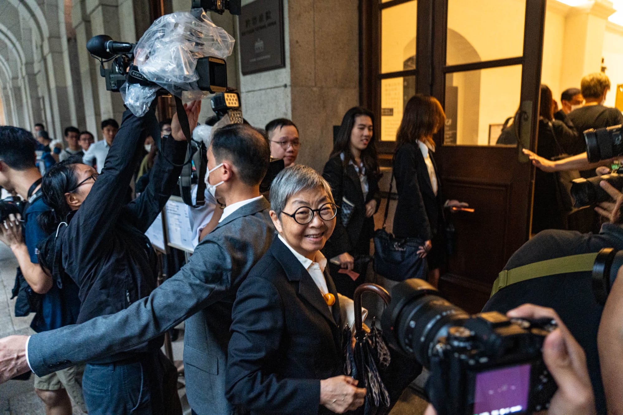 2024年8月12日,「流水式集會案」被告之一吳靄儀抵達終審法院聆訊。攝:Ryan Lai/端傳媒