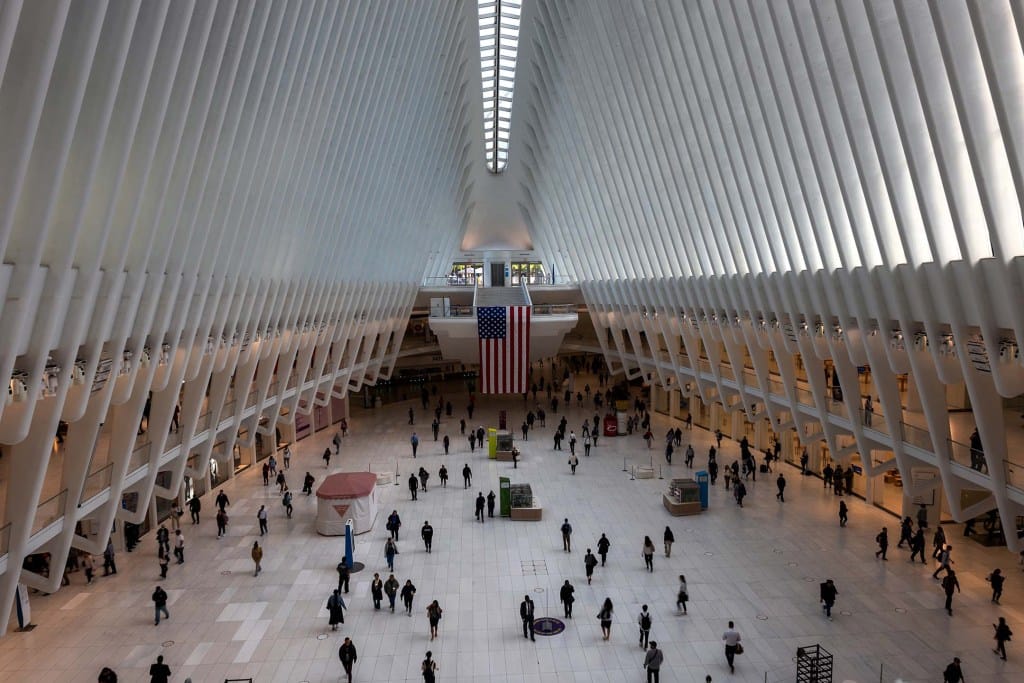 2024年9月11日，纽约，911恐怖袭击23周年之际，人们走过世界贸易中心的购物中心。摄：Spencer Platt/Getty Images