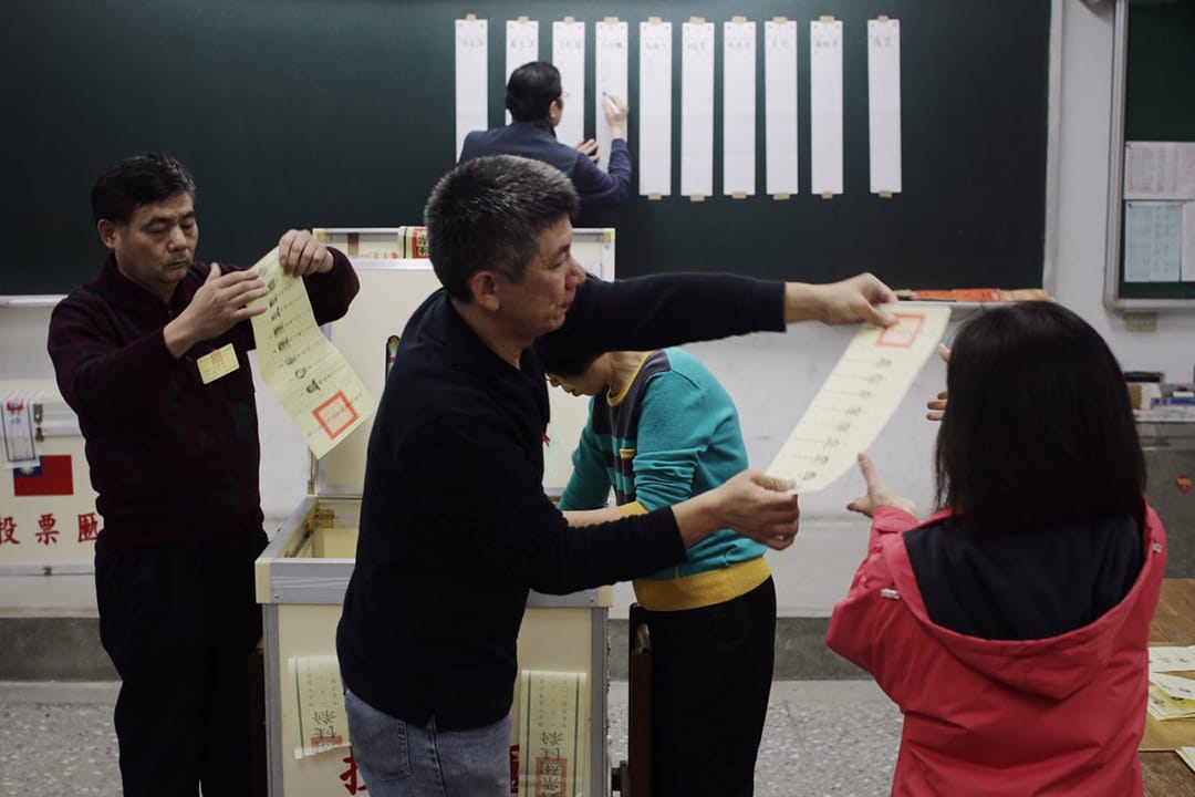 2016年1月16日,台北,选举结束后职员在三重高中点票。摄:Anthony Kwan/端传媒