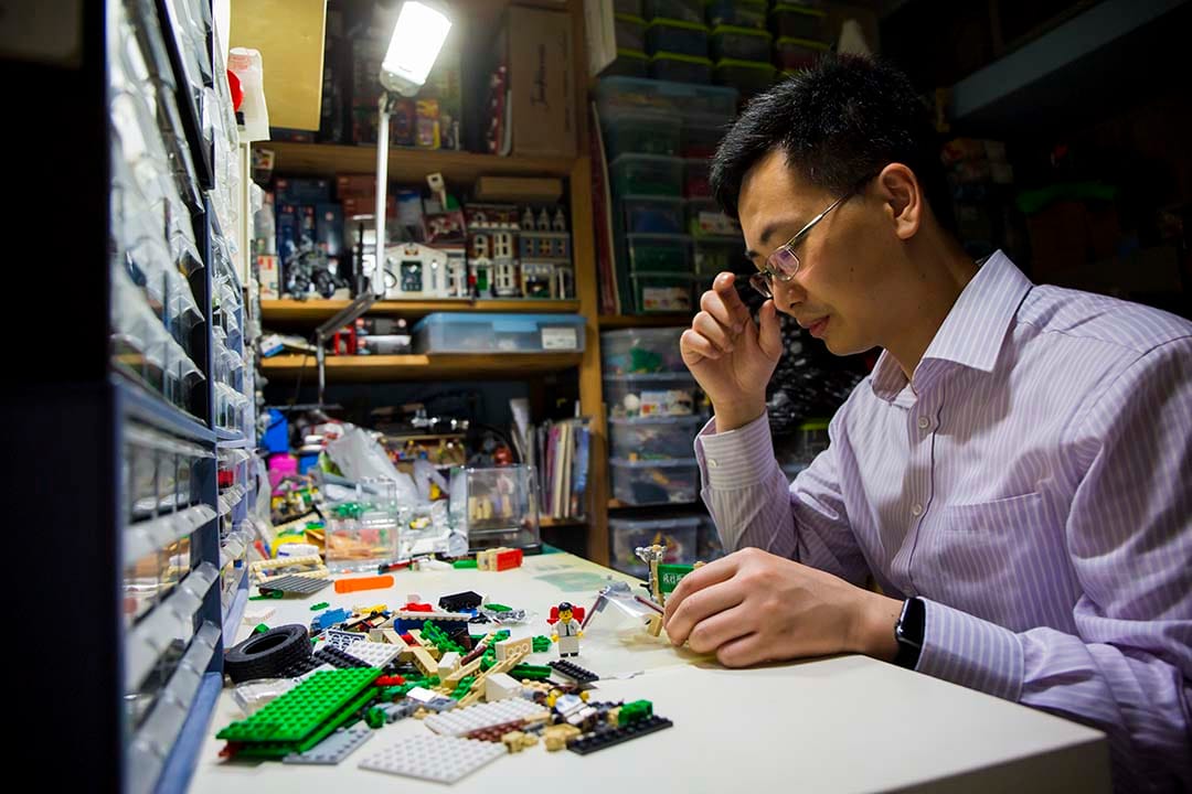 曾耀強將家中書房闢作 LEGO 設計房,訪問當天正構思砌一架飛機,模擬港產片《哪一天我們會飛》的場景。攝:羅國輝/端傳媒