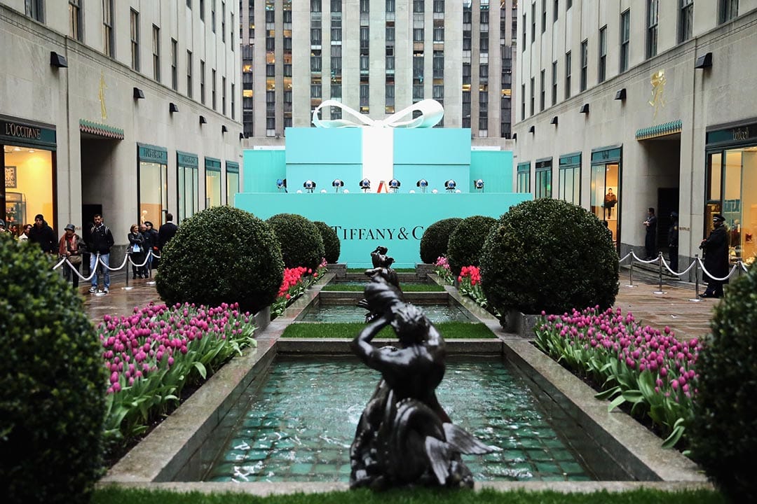 送一只 Tiffany 钻戒就好像 “The Tiffany Promise” 所说一样永恒不变,是珍宝中的珍宝钻石。摄:Neilson Barnard/Getty