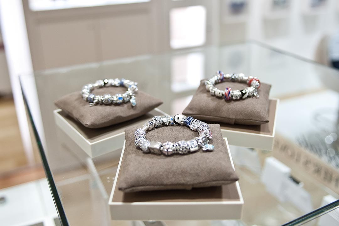 我不知道在情人节丶生日丶圣诞节丶结婚纪念日丶新年等含泪买 Pandora 的男人是否都是心怀厌女情结的人,对女伴又爱又恨。摄:Timothy Hiatt/GETTY