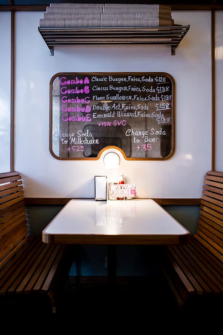 木板座位上,亮点是行李架。摄:Keith Tsuji/端传媒