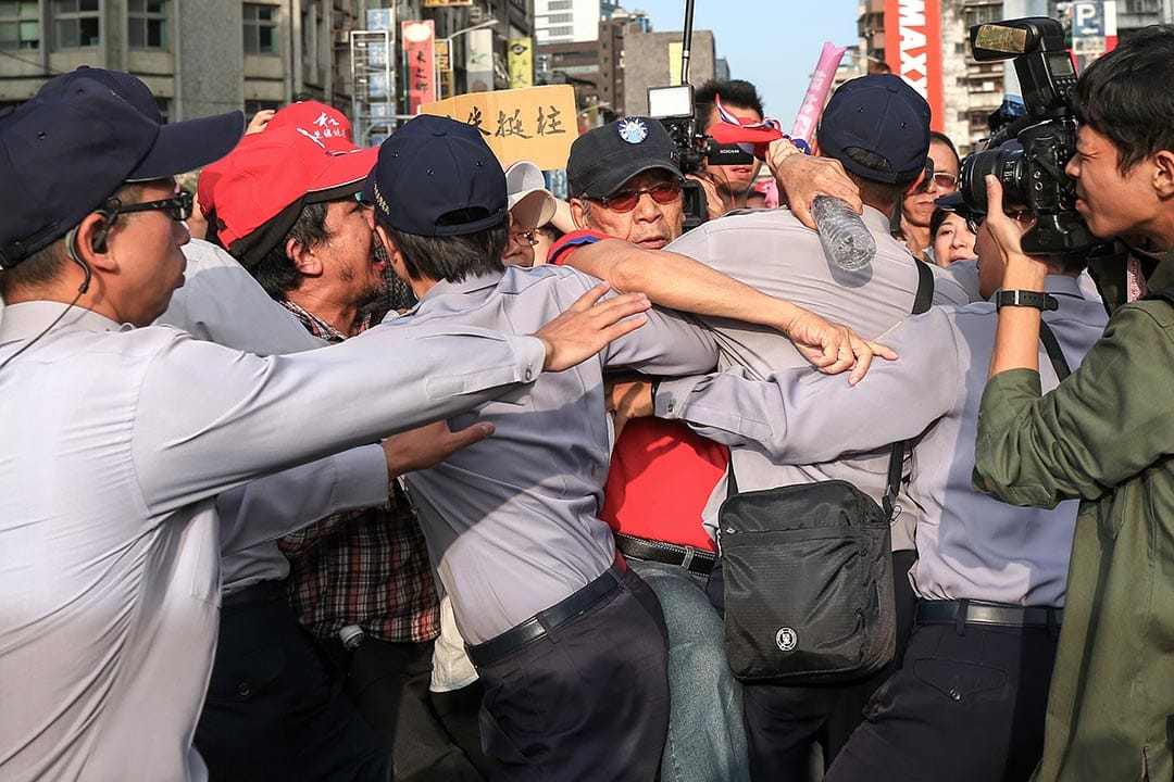 民眾企圖突破警方圍牆想要圍捕剛結束中常會立委的車。攝:張國耀/端傳媒