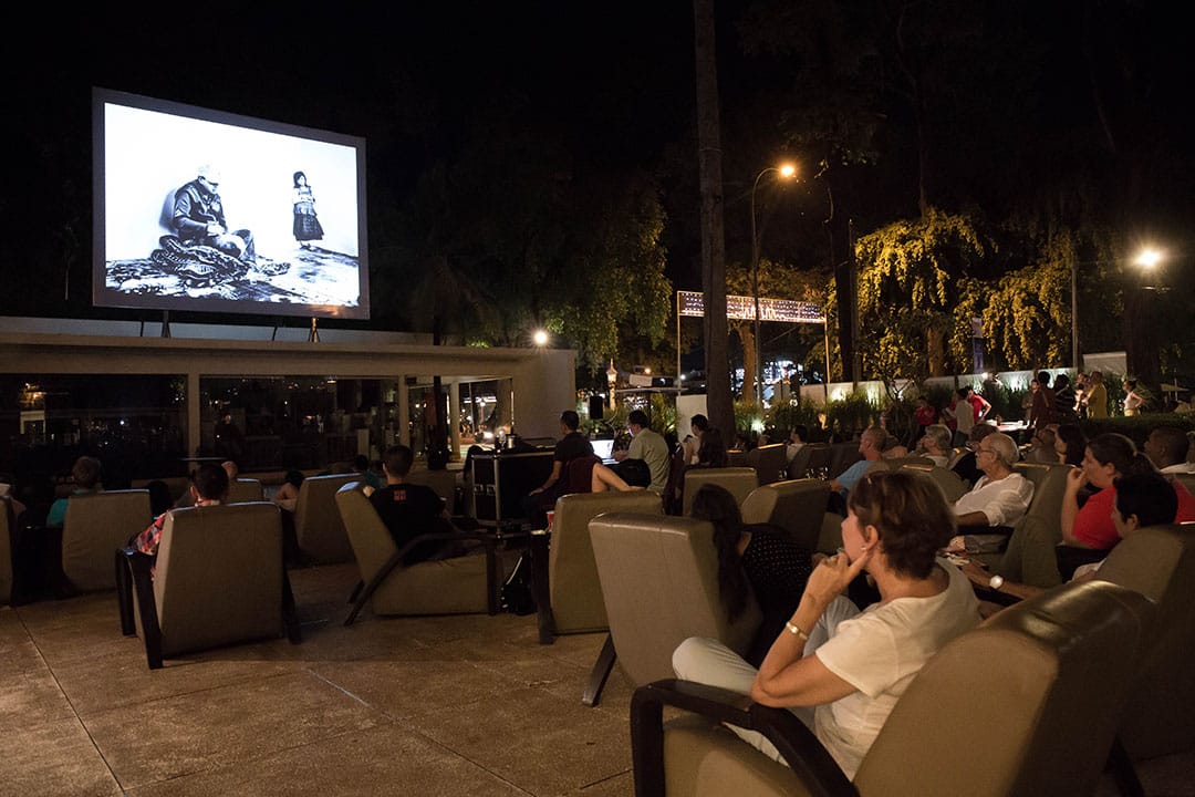 约一百位来自世界各地的摄影师在星空下,于暹粒FCC评赏图辑。摄:樊素心/ 端传媒