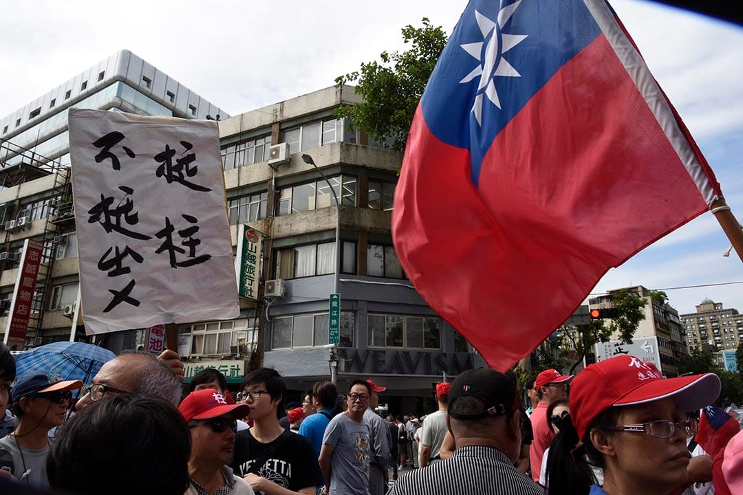 民眾在國民黨中央黨部外拿著支持洪秀柱的集結。攝: 陳弘岱/端傳媒