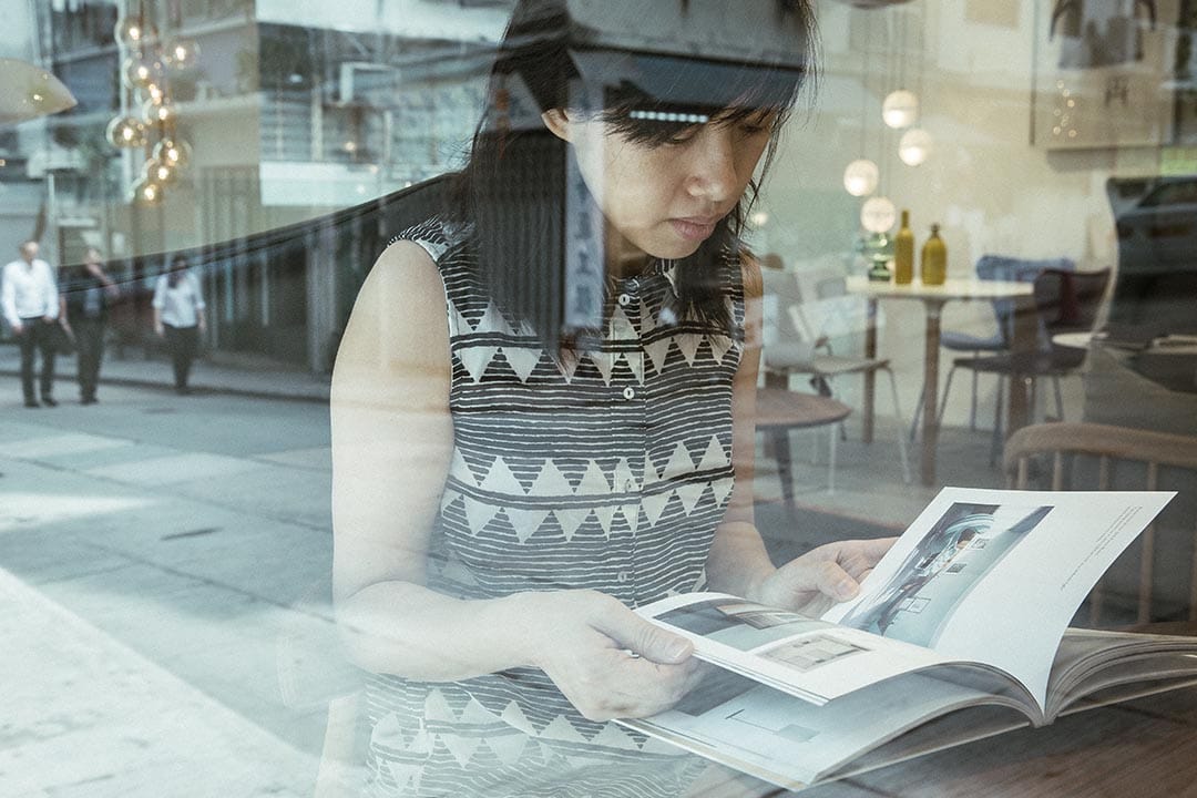 Ellen 每次均細心閱讀 designer chair 背後的設計故事,再親身試坐來測試椅子的舒適度。攝:Billy H.C. Kwok/端傳媒