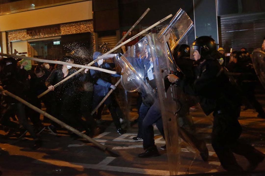 凌晨约5时，示威者以竹枝作为武器。摄：Billy.H.C.Kowk/端传媒