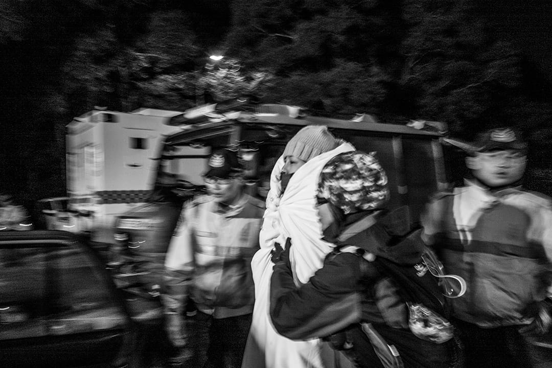 2016年1月24日，大帽山入夜後仍有行山者失蹤，大批救援人員在現場進行拯救。攝：林亦非/端傳媒