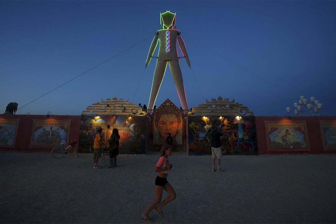 「火人節」的主角火人迄立於內華達州的沙漠。攝：Jim Urquhart/Reuters