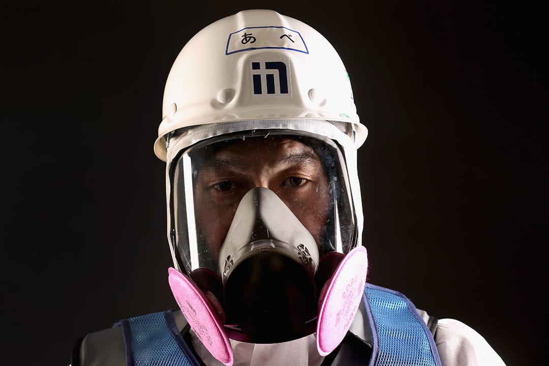 鹿岛建设的 Isao Abe,工作是制造冰墙阻挡地下水流进发电厂,他知道这是很重要的工作。摄:Christopher Furlong/GETTY