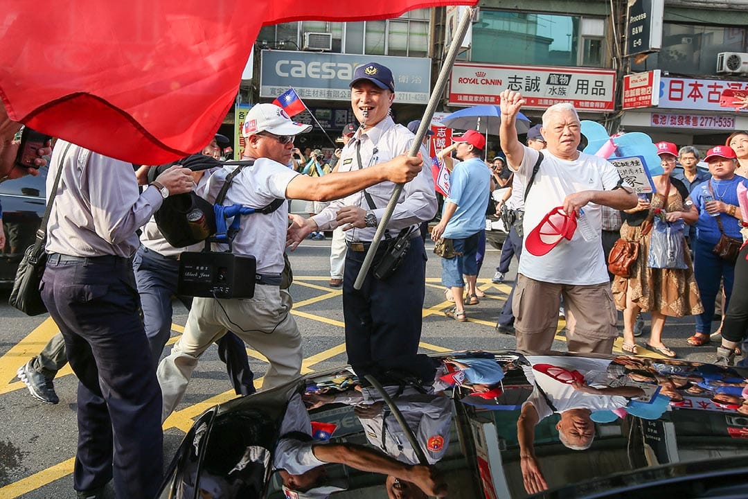 民眾企圖突破警方圍牆想要圍捕剛結束中常會立委的車。攝:張國耀/端傳媒