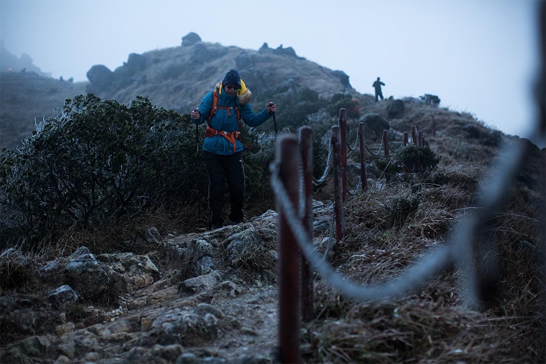在香港爬山穿上羽絨,接近零度時也綽綽有餘。攝:盧翊銘/端傳媒