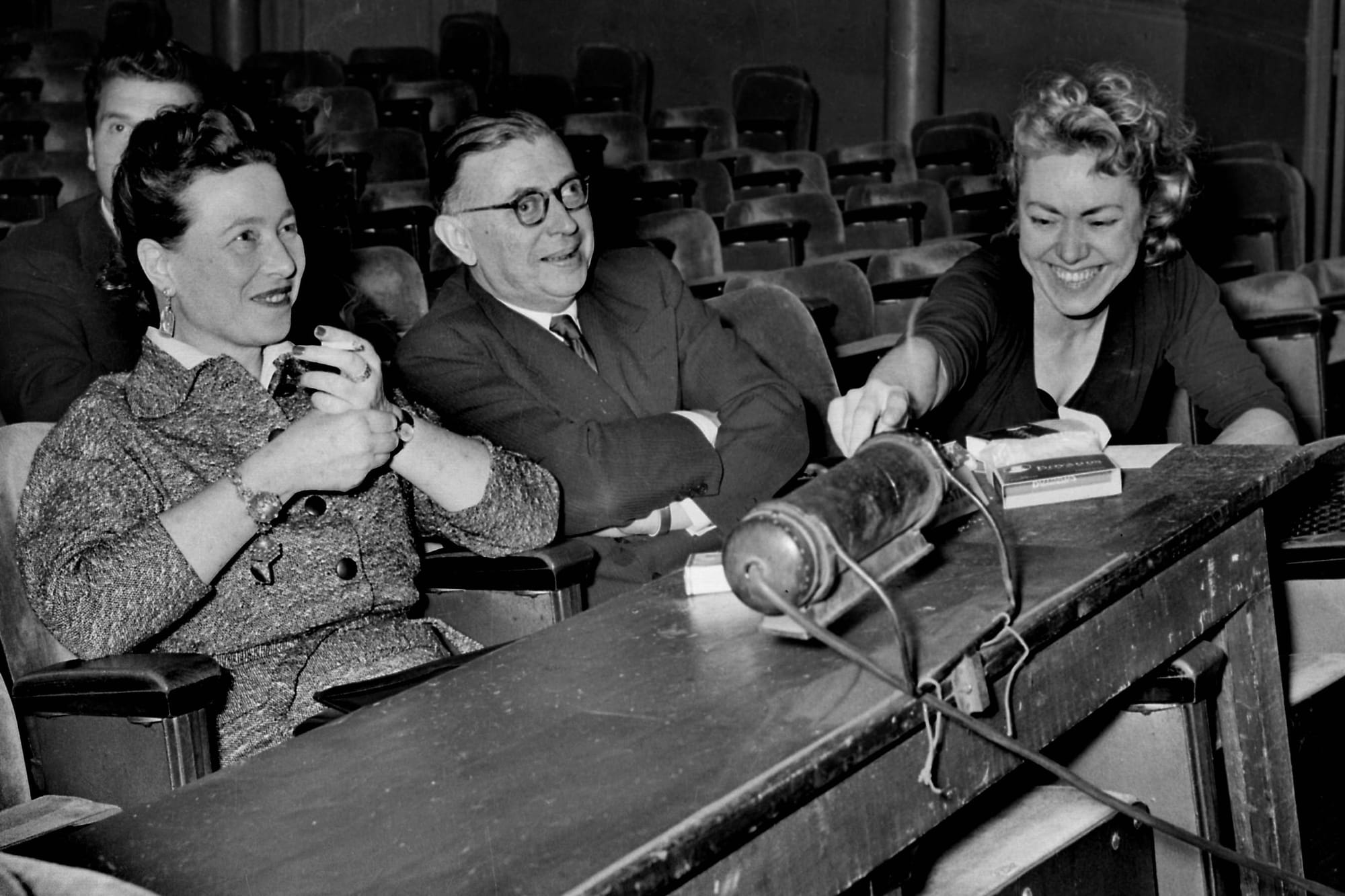 1955年，薩特與波伏娃（左）在巴黎一劇場。攝：Lipnitzki/Roger-Viollet via AFP