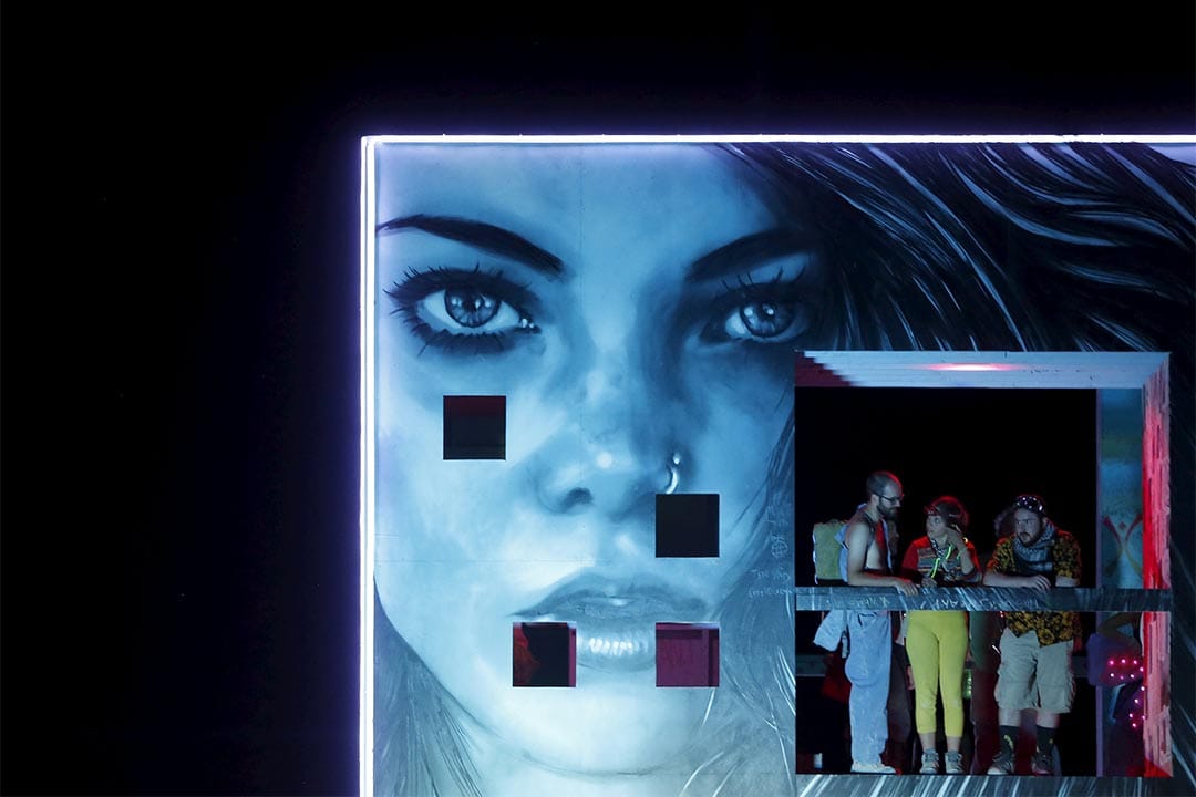 參加者和「火人祭」的藝術裝置互動。攝：Jim Urquhart/Reuters