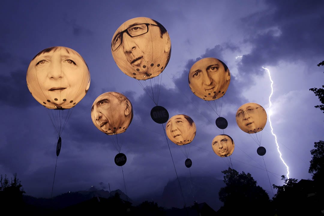 2015年6月7日，德國加米施·帕滕基，示威者升起印有七國領導人肖像的氣球。攝：Wolfgang Rattay/REUTERS