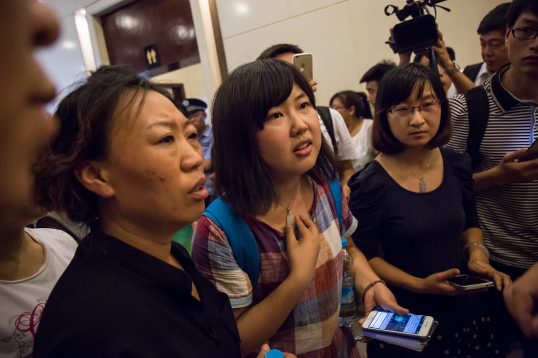 失縱的消防隊員家屬在發佈會後,要求政府人員幫忙。