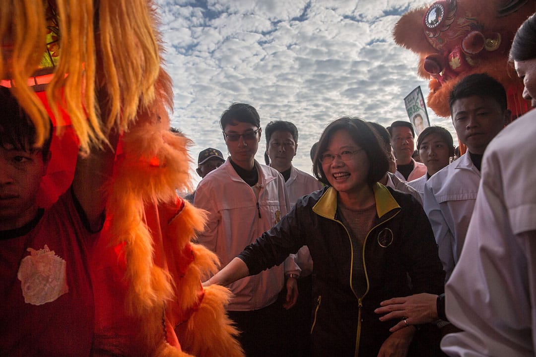 同日下午，蔡英文到高雄金獅湖保安宮，與高雄市長陳菊、以及民進黨三民區立候選人李昆澤一齊上香參拜，她受到支持群眾熱烈歡迎。攝：Billy H.C. Kwok/端傳媒