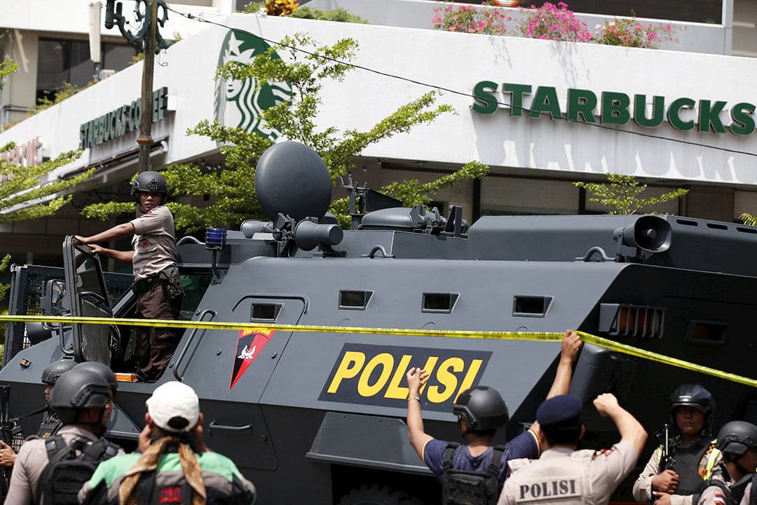 警方派出裝甲車到現場支援。攝：Darren Whiteside/REUTERS