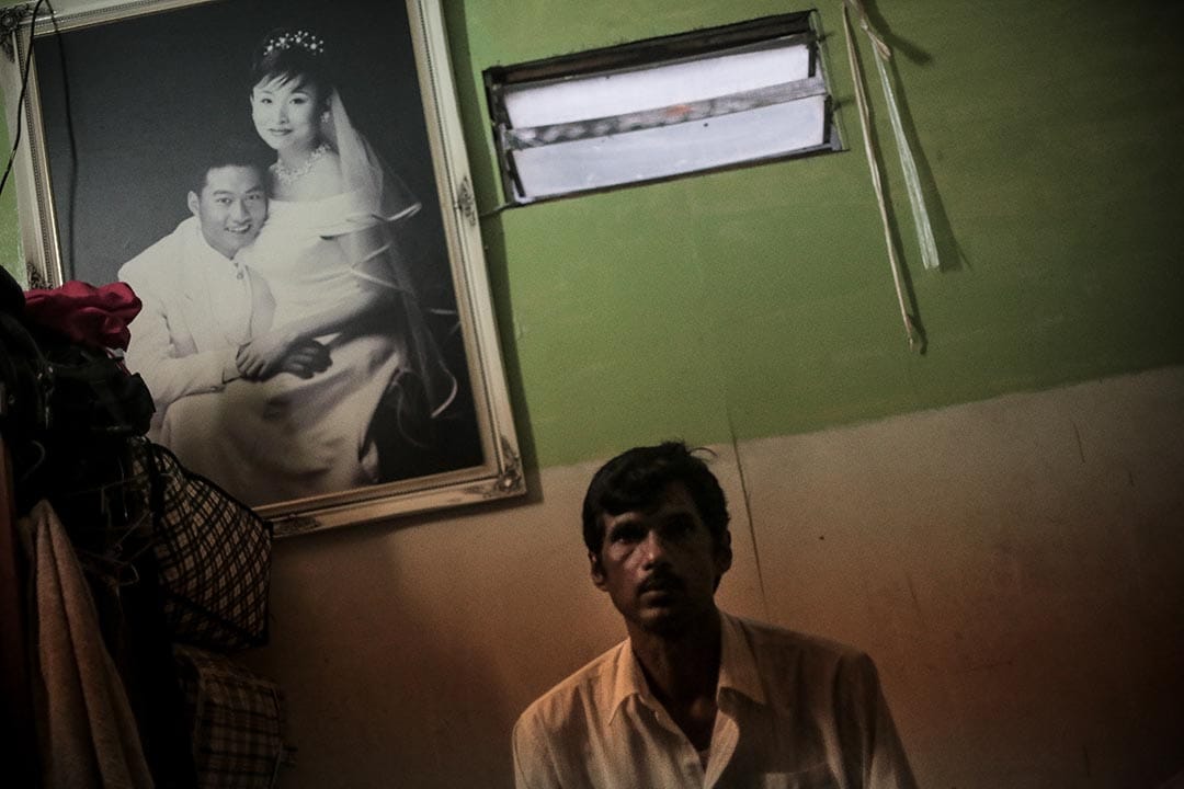 2013年，一位避難者家中最新添置的掛飾，為了讓空無一物的房子有點生氣，他把這幅結婚相從垃圾堆中拾了回家。攝: Billy H.C. Kwok/ 端傳媒