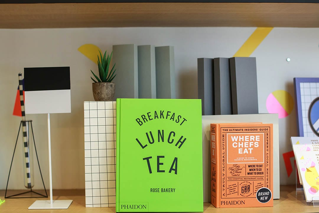 书本是 Flora 自家珍藏，放满餐厅的架上。摄：王嘉豪/端传媒
