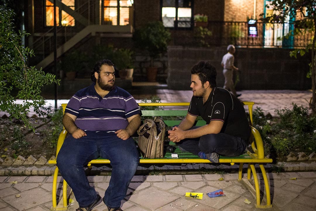 Behnam（右）和他的朋友 Mehrdad（左）。Behnam，二十五歲的待業土木工程畢業生。他們間中在「藝術家之家」公園內遊弋。攝：Arash Khamooshi/端傳媒