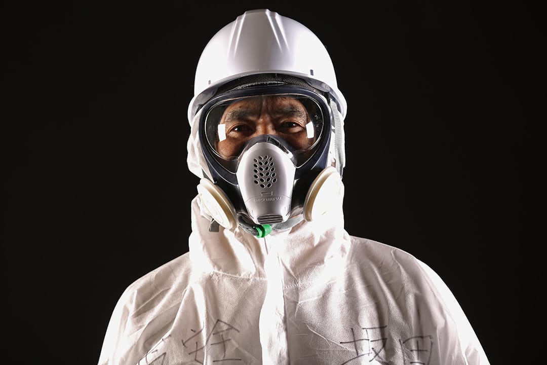 东电的 Eiji Sakata 负责监察工地的安全情况,他表示在福岛工作的难处在於需要牢记所有事情,因为文件不由他们随意拿走;另方面沟通亦因为隔着面罩而变得不便。摄:Christopher Furlong/GETTY