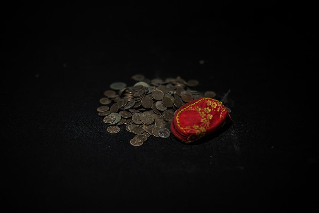 於臺南市永康區維冠金龍大樓倒塌事故現場，被搜救隊找獲的錢包，包括舊錢幣23枚及零錢353元，找獲時間為2月14日早上10時40分。攝：Billy H.C. Kwok/端傳媒