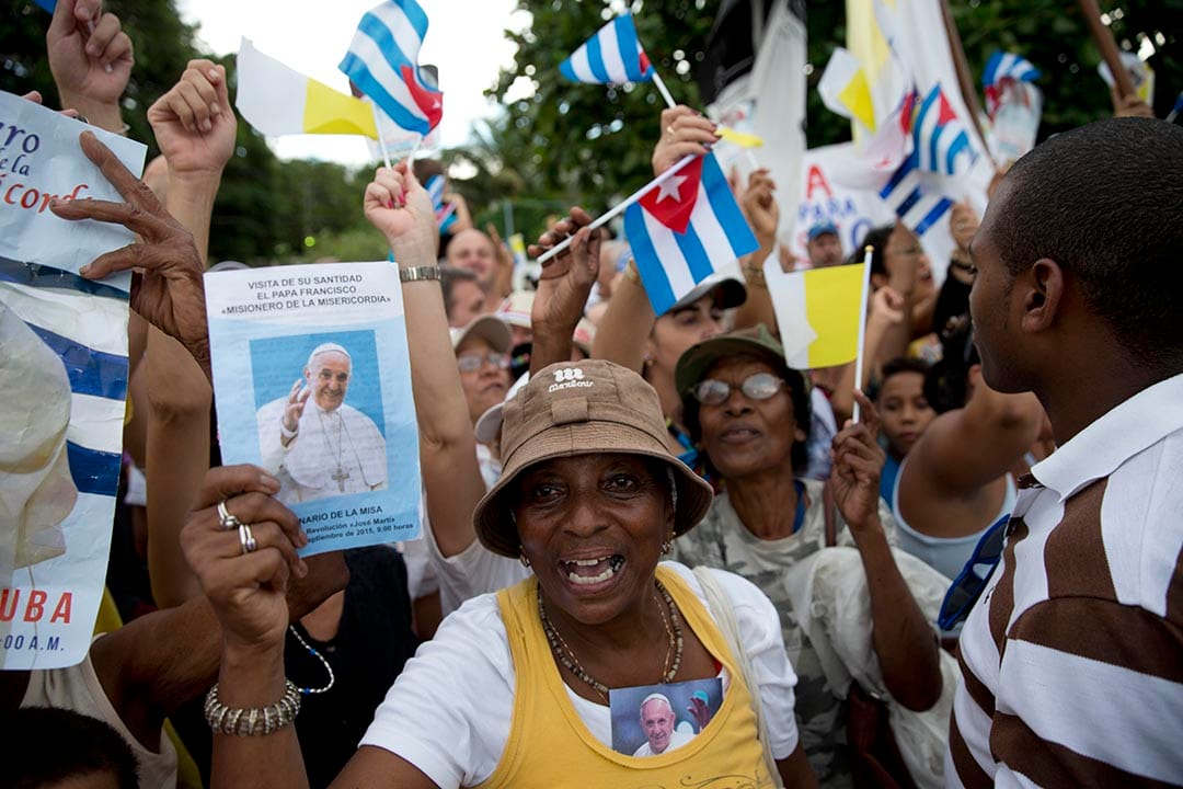 群众在哈瓦那挥旗欢迎教宗。摄 : Alessandra Tarantino/AP