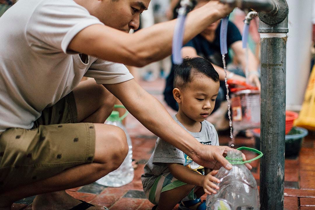 2015年7月13日，受鉛水事件影響的九龍灣啟晴邨居民在街喉取水。攝：Anthony Kwan/端傳媒