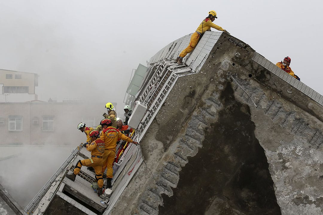 2016年2月6日，台南，一棟17層高的樓房在地震後倒塌，救援人員在現場進行搶救。攝：Patrick Lin/REUTERS