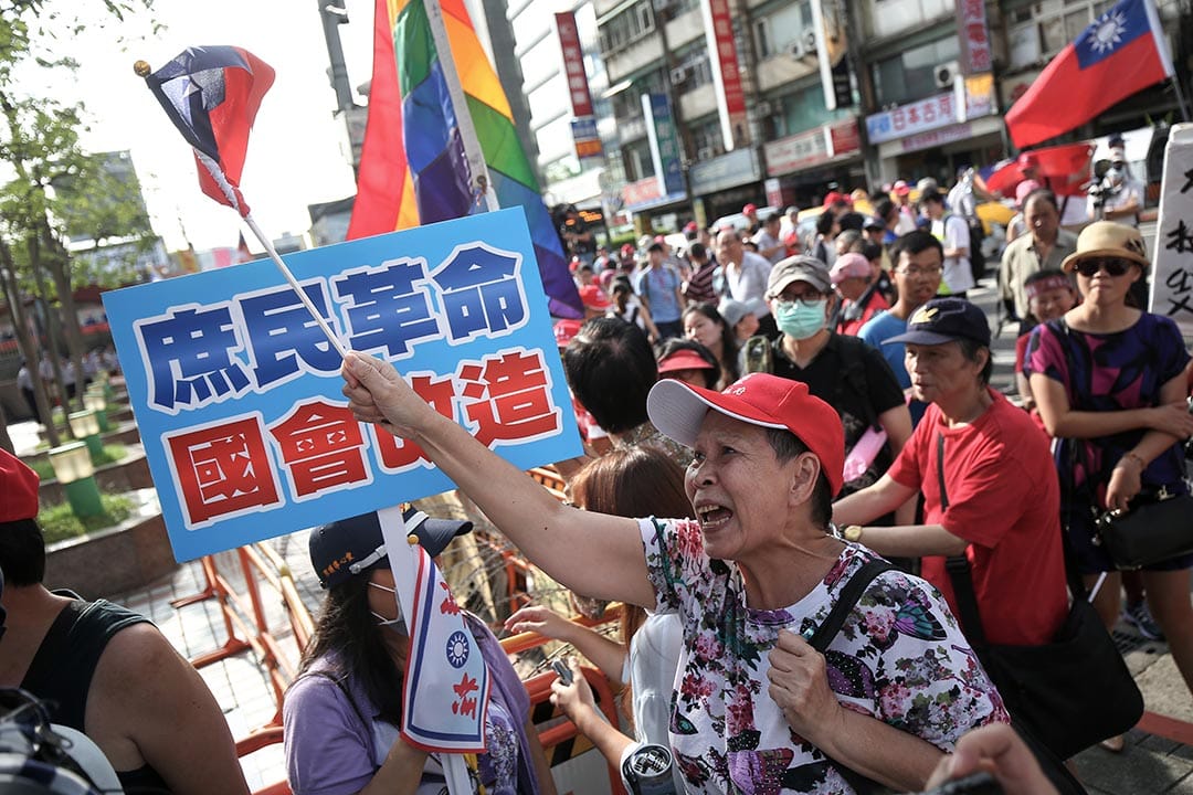 國民黨黨員企圖拿著黨證想要進入國民黨黨部但遭到警方阻攔,民眾憤怒高喊黨部是國民黨黨員的,不是朱立倫你一個人的。攝:張國耀//端傳媒