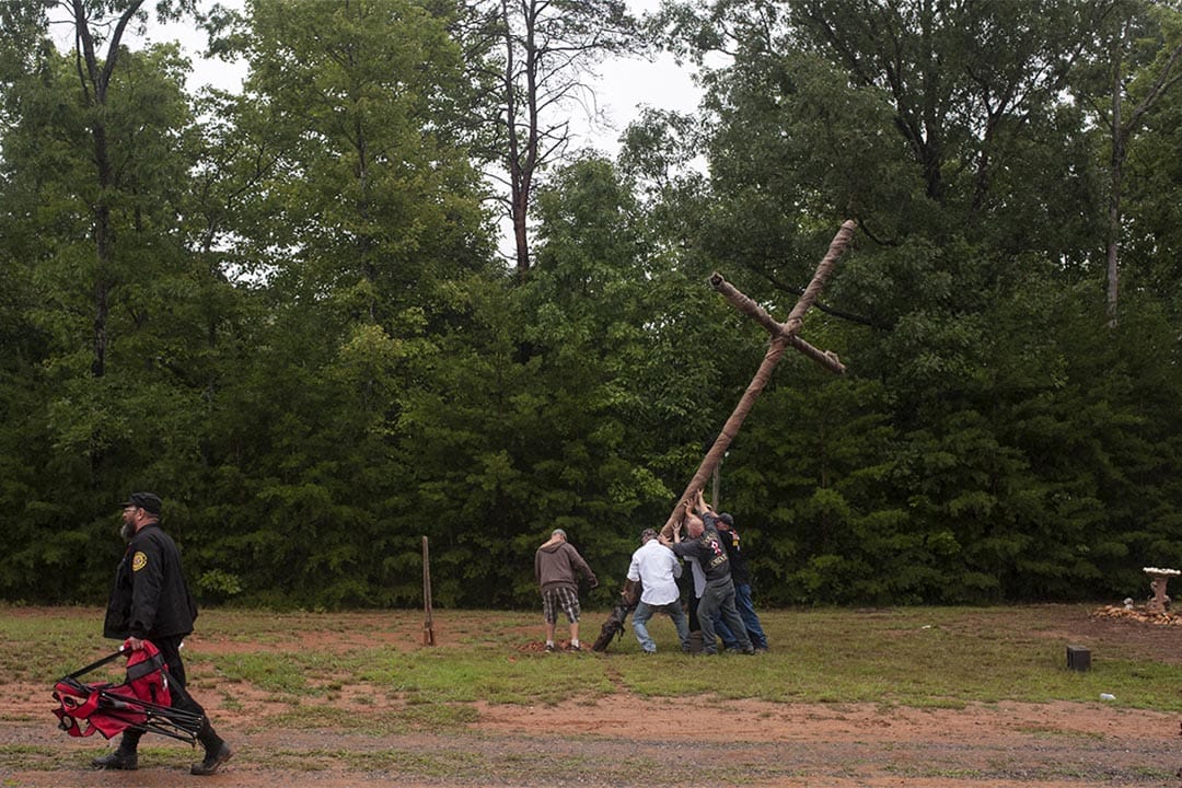 組織 Nordic Order Knights 和 Rebel Brigade Knights 成員舉行集會後，豎起十字架準備點燃儀式。攝：JOHNNY MILANO/Reuters