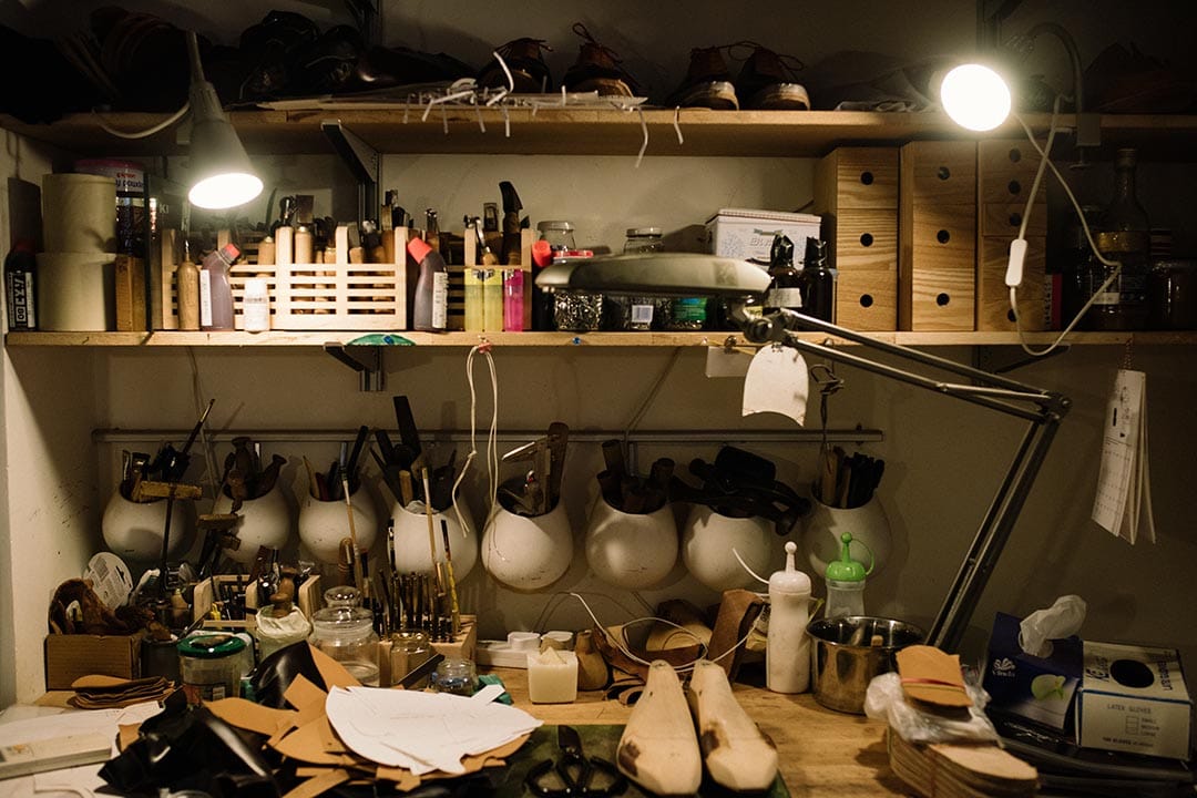 手造鞋的製作工序繁複，所需的大大小小工具，放滿 Okuyama 工作枱。 攝：LIT MA/端傳媒