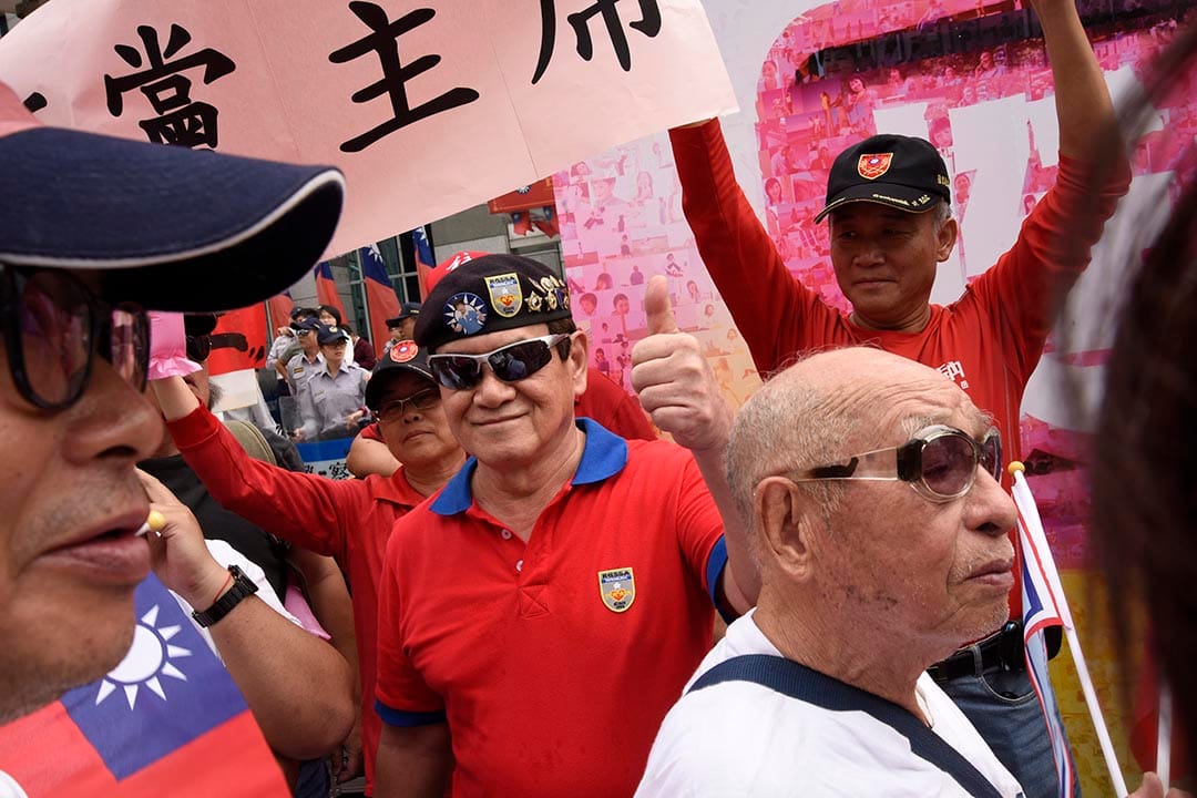 支持洪秀柱的民眾集結在國民黨中央黨部外表達支持洪秀柱參選到底的決心。攝 : 陳弘岱/端傳媒