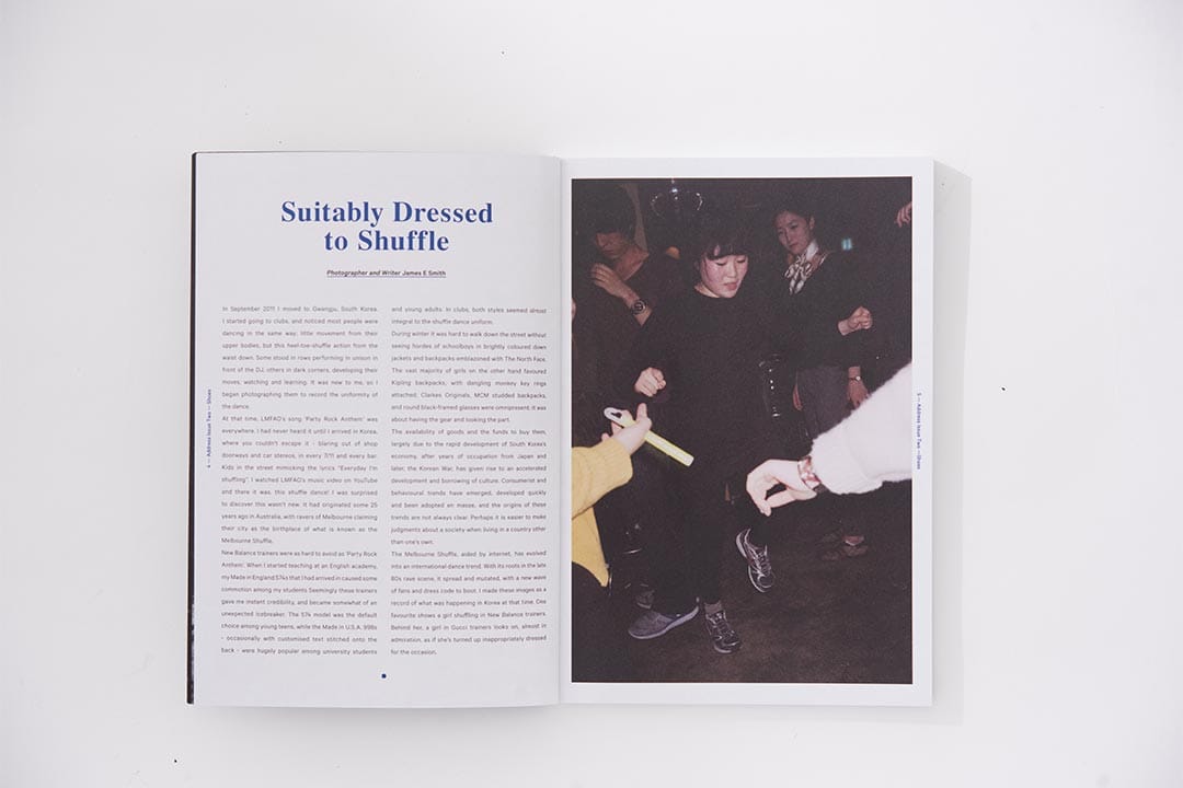 時裝時刻不只在天橋和時裝周，對於攝影師James E Smith來說在韓國街頭、夜店也是了解韓式時尚風的好地方，說的不是韓國少男少女如何配襯服飾，而是他們何解會人人都穿戴一樣的包包、Sneakers。(攝影：Lit Ma) 